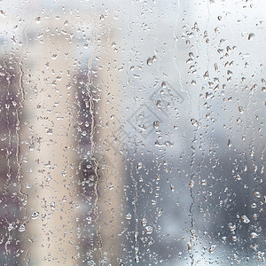 城市背景冬季家庭窗户玻璃上的雨滴侧重于窗口玻璃上的水滴图片