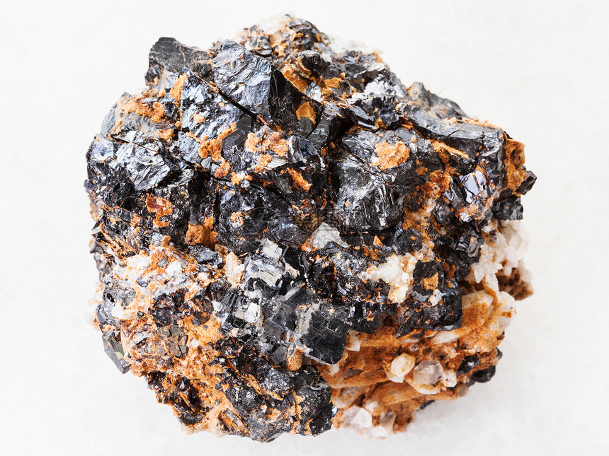 自然矿物岩石标本俄罗斯远东地区白大理石底的加莱纳矿石Sphalerite和Sphalerite碎片图片