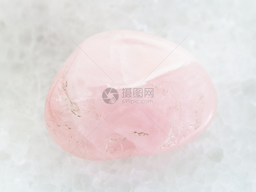 以白色大理石背景的玫瑰Quartz宝石图片