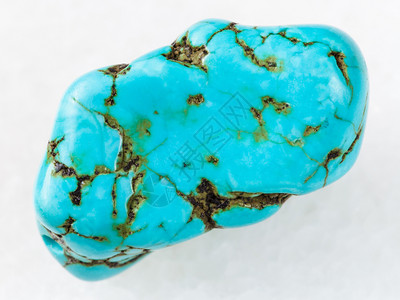 以白色大理石背景拍摄天然矿物岩石标本坠落的蓝色榴弹石土宝图片