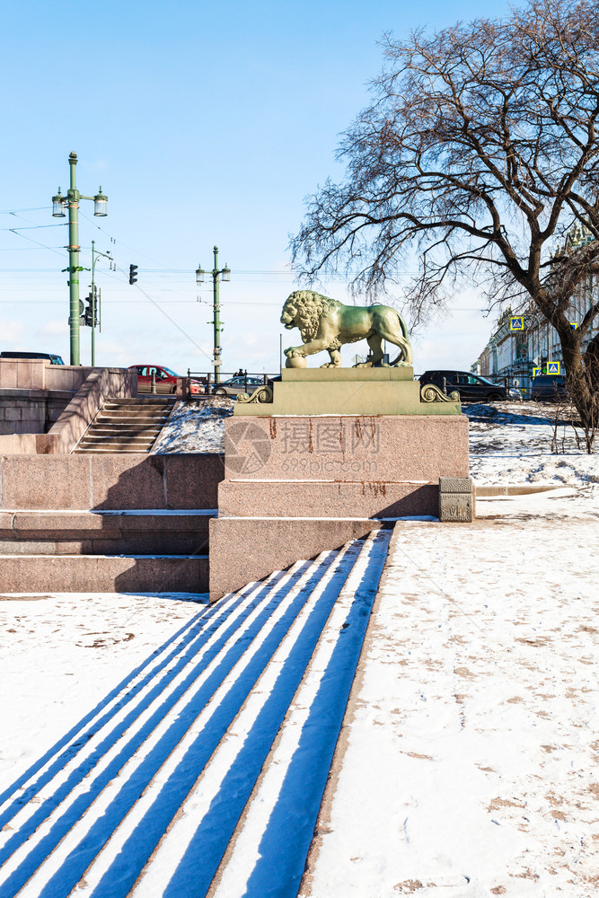 圣彼得堡市城堤岸宫桥附近的卫士狮子铜像图片