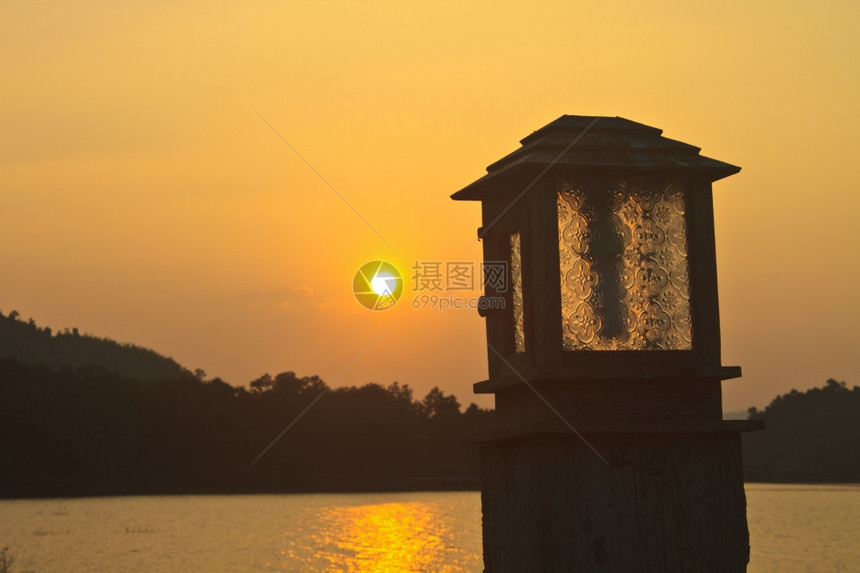灯杆和日落在露营地开江krachan大坝Phetchaburi泰国图片