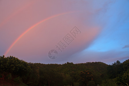 晚上下雨后在山彩虹图片