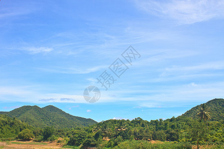 美丽的绿山和蓝天空背景图片