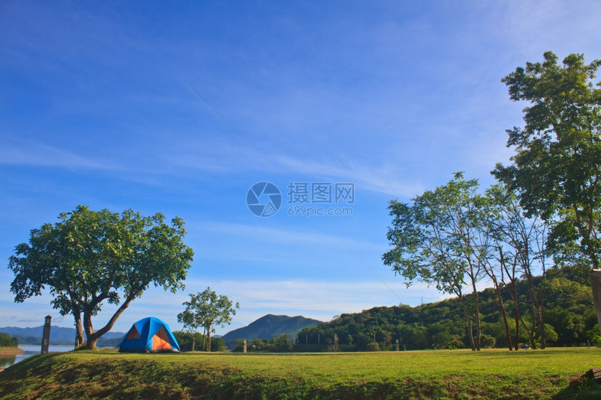 在野外露营早上在地的帐篷图片