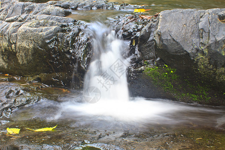 泰公园深森林的自然瀑布图片
