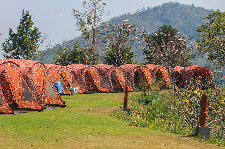 公园露营地的多彩帐篷图片