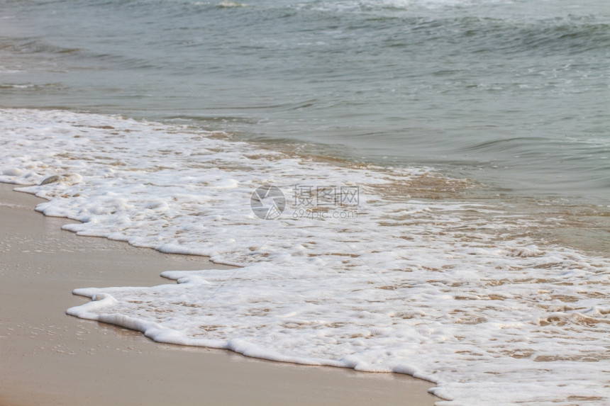 沙滩上柔软的海浪图片