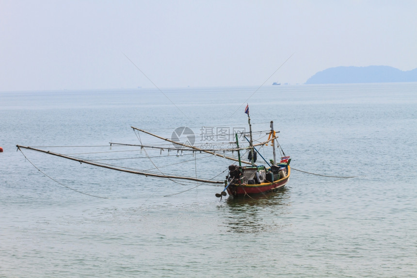 夏季在海上的渔船图片