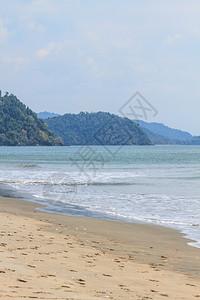 海边沙滩和青山图片