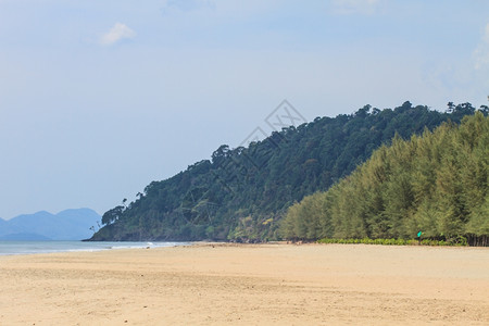 海边沙滩和青山背景图片
