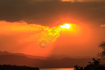 湖边的日落泰国Kaengkrachan公园泰湖边的日落与美丽云彩图片