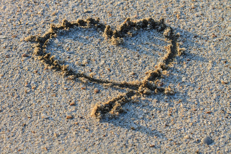 在沙丘中画出的心脏形状背景图片