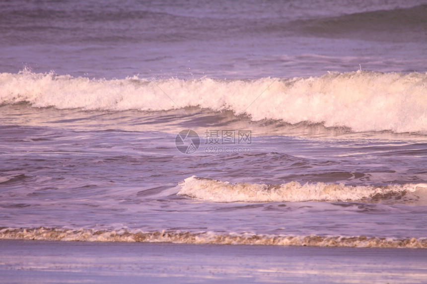 沙滩上柔软的海浪图片