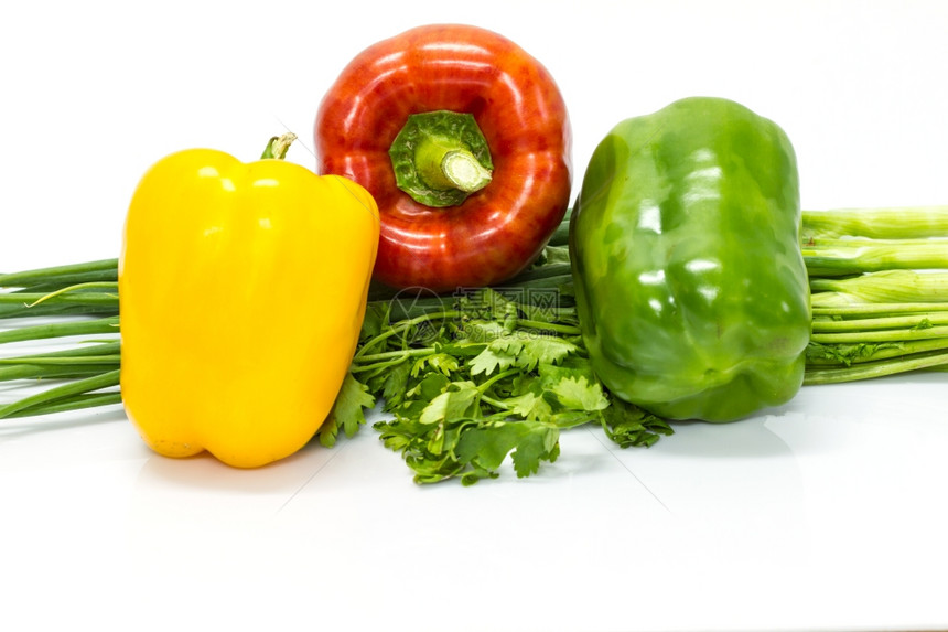 带新鲜蔬菜的白背景彩色胡椒图片
