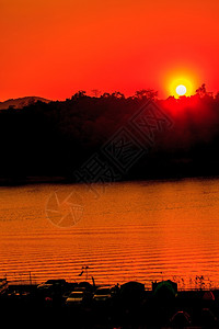湖边的日落泰国Kaengkrachan公园泰湖边的日落与美丽云彩图片