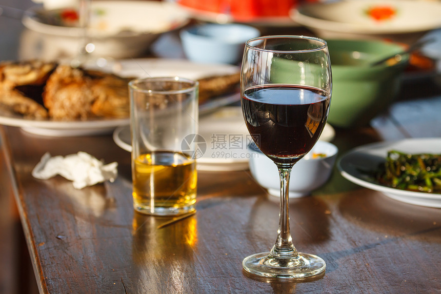 餐桌上的啤酒和葡萄食品饮料晚会餐概念图片
