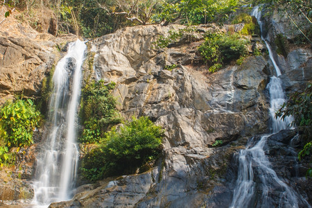 ThorThip在泰公园的瀑布山上深森林的瀑布图片