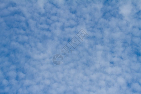有白云的蓝色天空可以用作背景图片