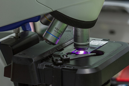 实验室医院的显微镜疗设备和保健概念选择重点高清图片