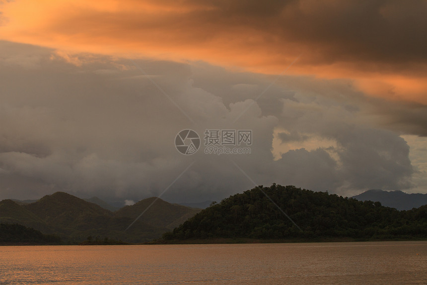 泰国Kaengkrachan公园泰Kaengkrachan公园湖日落的黄昏中自然概况背景图片