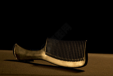 暗背景上的Comb背景图片