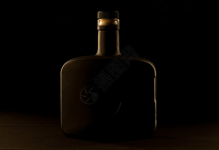 黑背景上的瓶头背景图片
