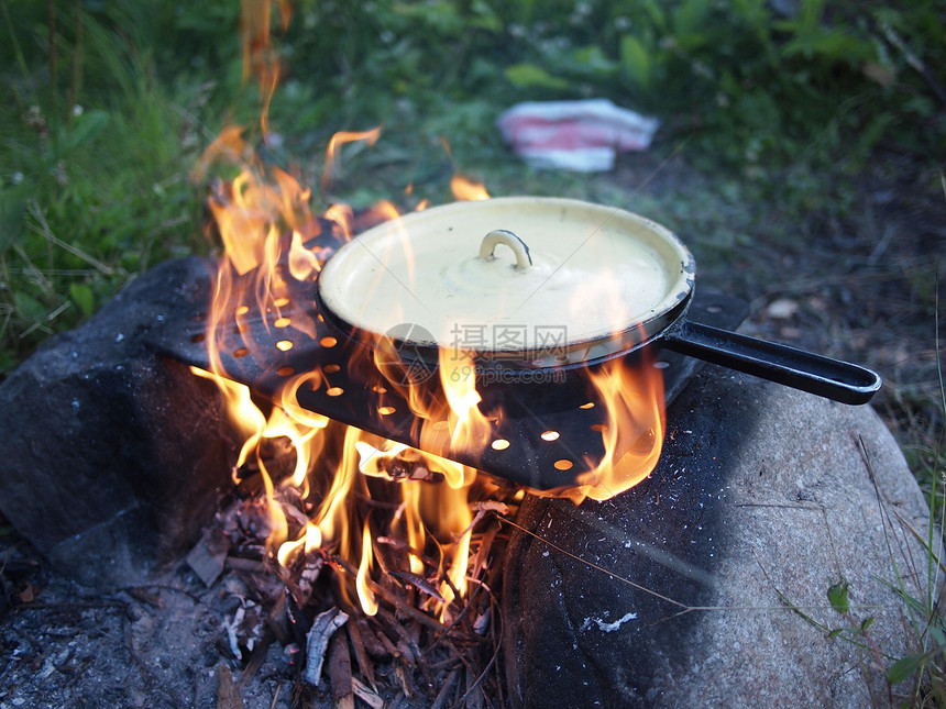 户外的炉灶在烈火上沸腾图片