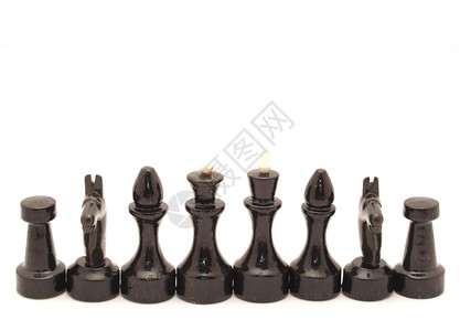 白色背景的黑象棋手图片