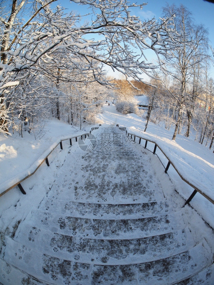 冬季公园的楼梯图片