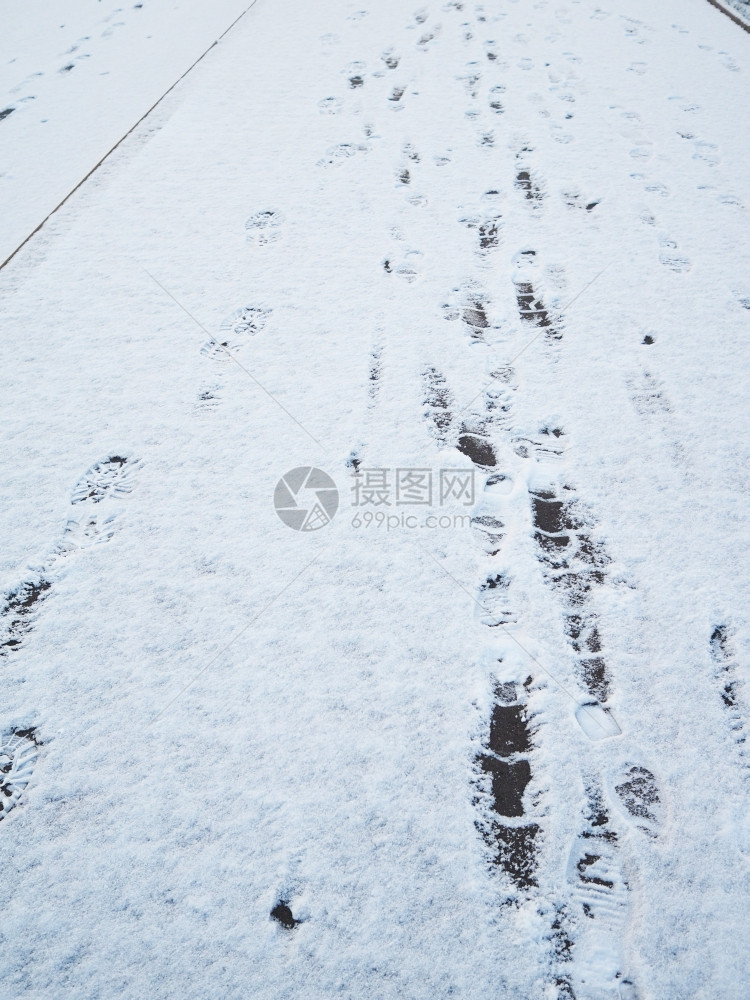 雪中的脚足迹图片