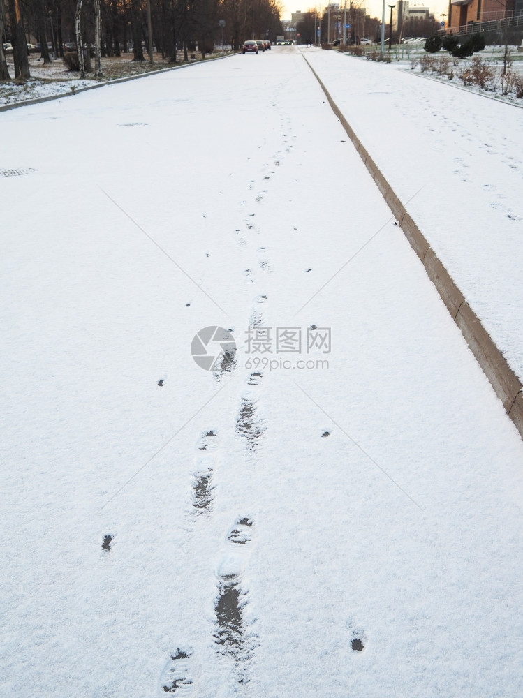 雪中的脚足迹图片