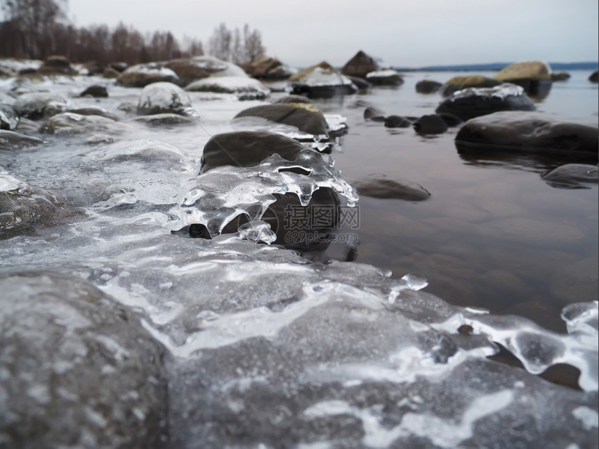 湖边冰块中的石头图片