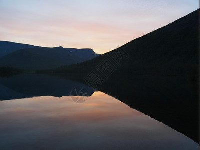 山中湖边的日落图片