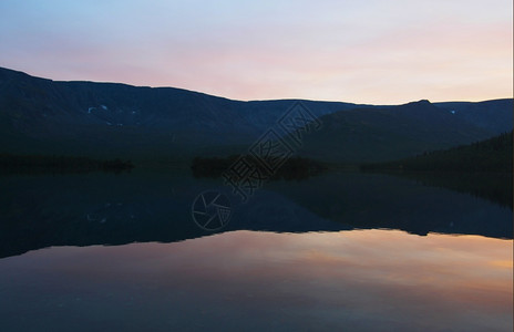山中湖边的日落图片