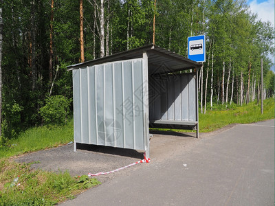 森林中的公交车站图片