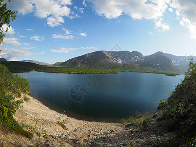 库尼约克山中湖泊背景