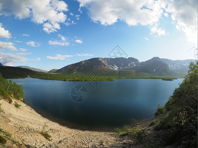 库尼约克山中湖泊背景