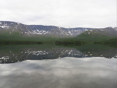 山中湖泊图片