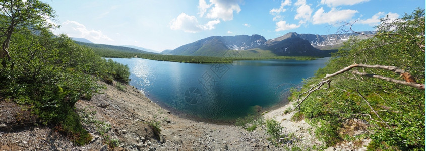 湖在山中全景图片