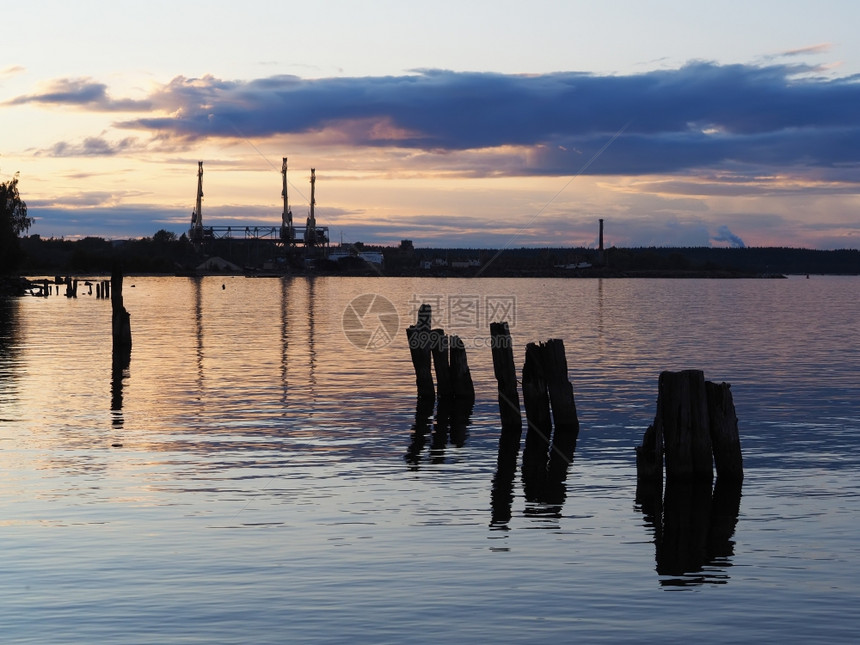 日落时湖岸工业城市图片