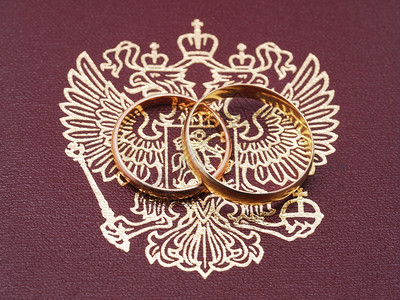 结婚戒指和俄罗斯护照背景图片