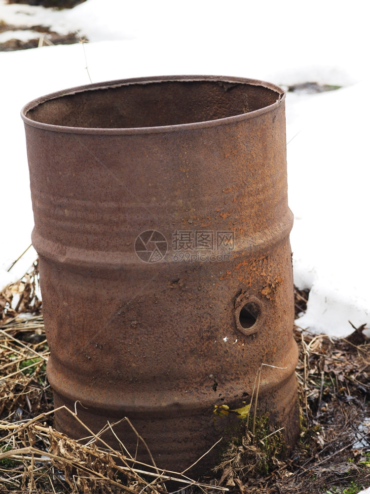 雪中生锈的桶子图片