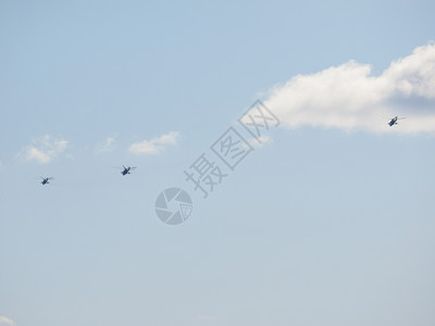 天空中的直升机背景图片