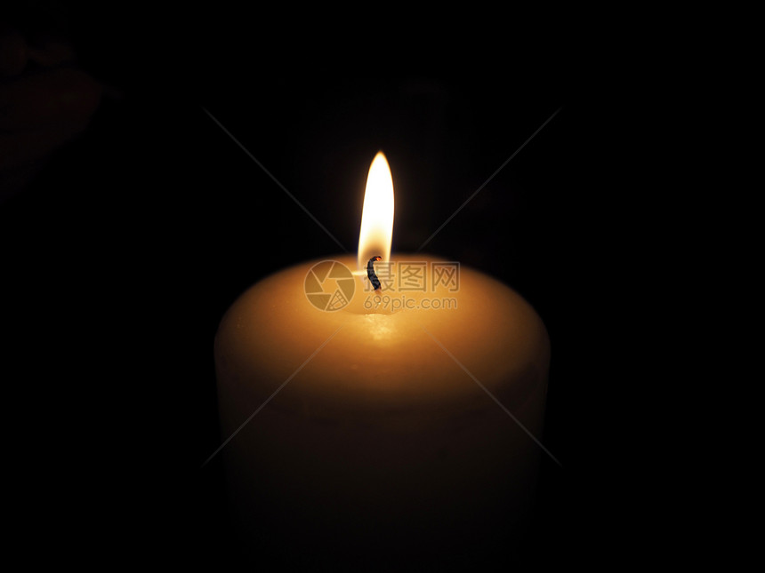 黑色背景的蜡烛图片