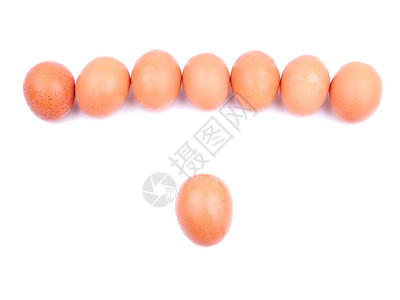 摆出一排的鸡蛋和一个单独的鸡蛋图片