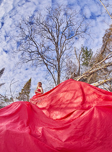穿着红裙子的女孩冬天森林图片