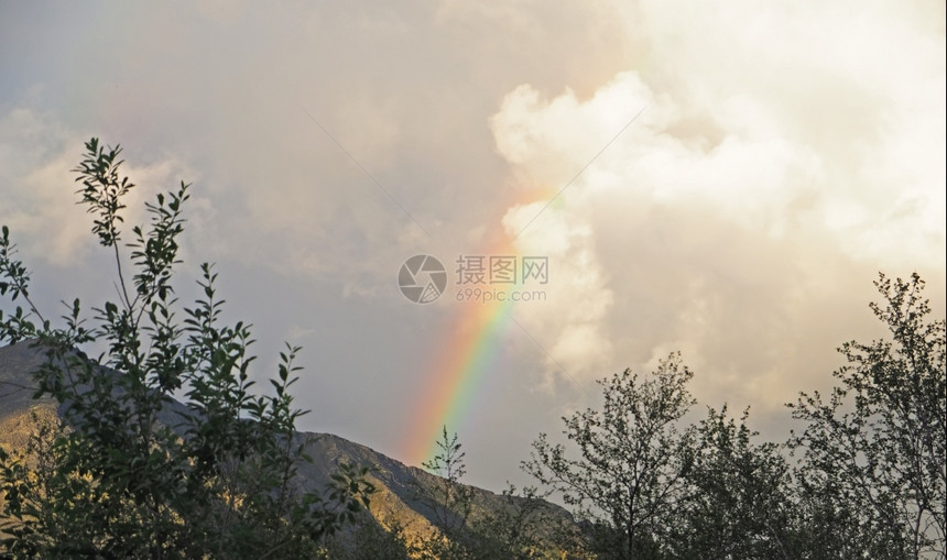 山中的彩虹图片