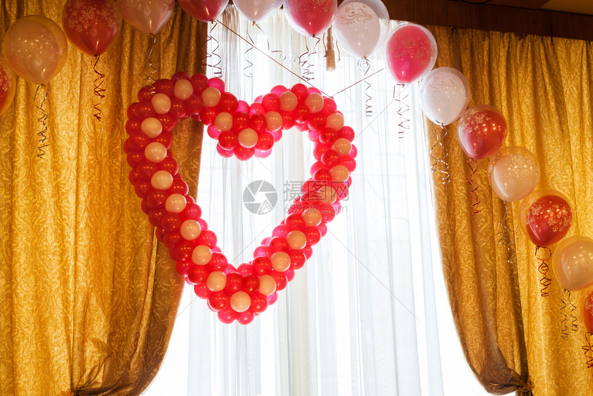 婚礼上以心脏形状的气球图片