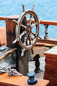 木头旧船方向轮图片